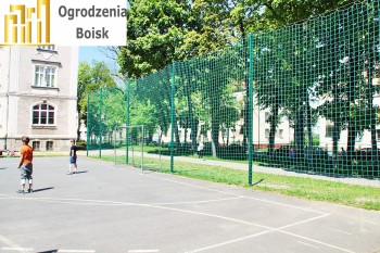 Boisko sportowe - zabezpieczająca siatka na boisko - Osłonowe siatki ochronne